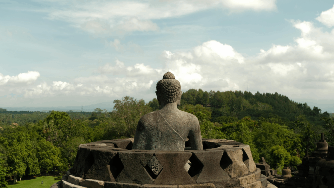 Vista panorâmica da Indonésia com templos, natureza e diversidade cultural, representando história, religião e lema nacional
